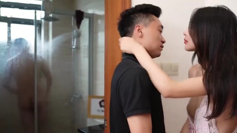 Poster of Em trai đụ chị dâu quyến rủ khi anh trai đi tắm